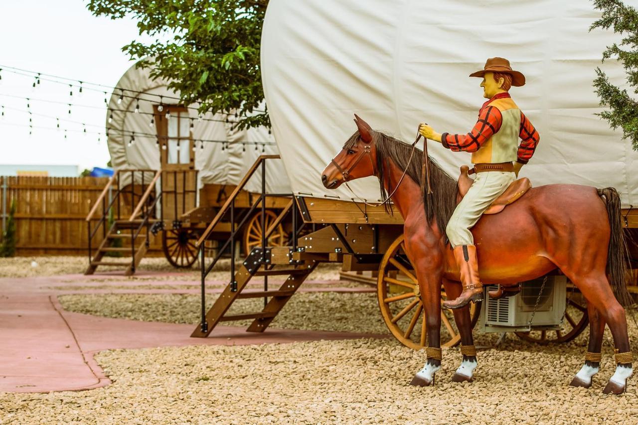The Big Texan - Cabins And Wagons Amarillo Eksteriør billede